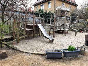 Rutsche und Kletterparcours für die Großen