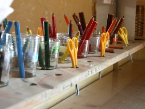 In der Werkstatt oder im Atelier finden sich reichlich Materialen zum Bauen und Basteln